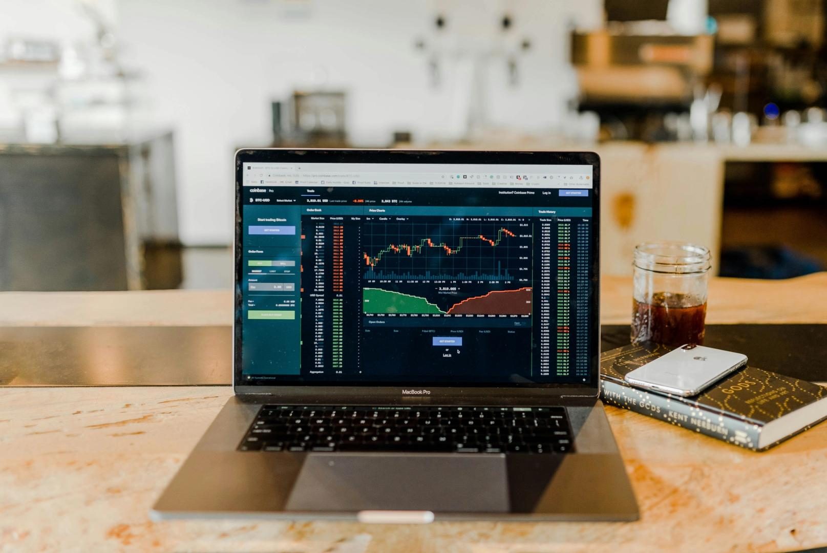 Fed signals inflation focus over growth; crypto traders adopt defensive stance
