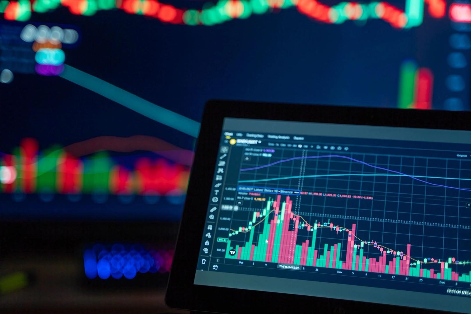 Bitcoin holds $64K as Solana leads altcoins higher; Fed minutes due