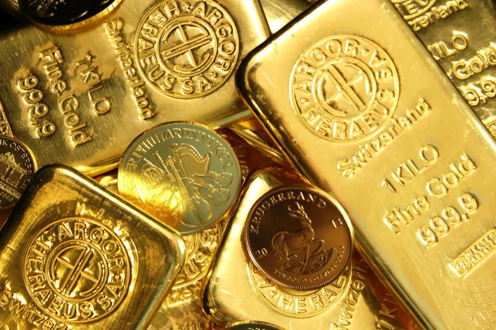 Bitcoin outpaces stocks while tracking gold movements