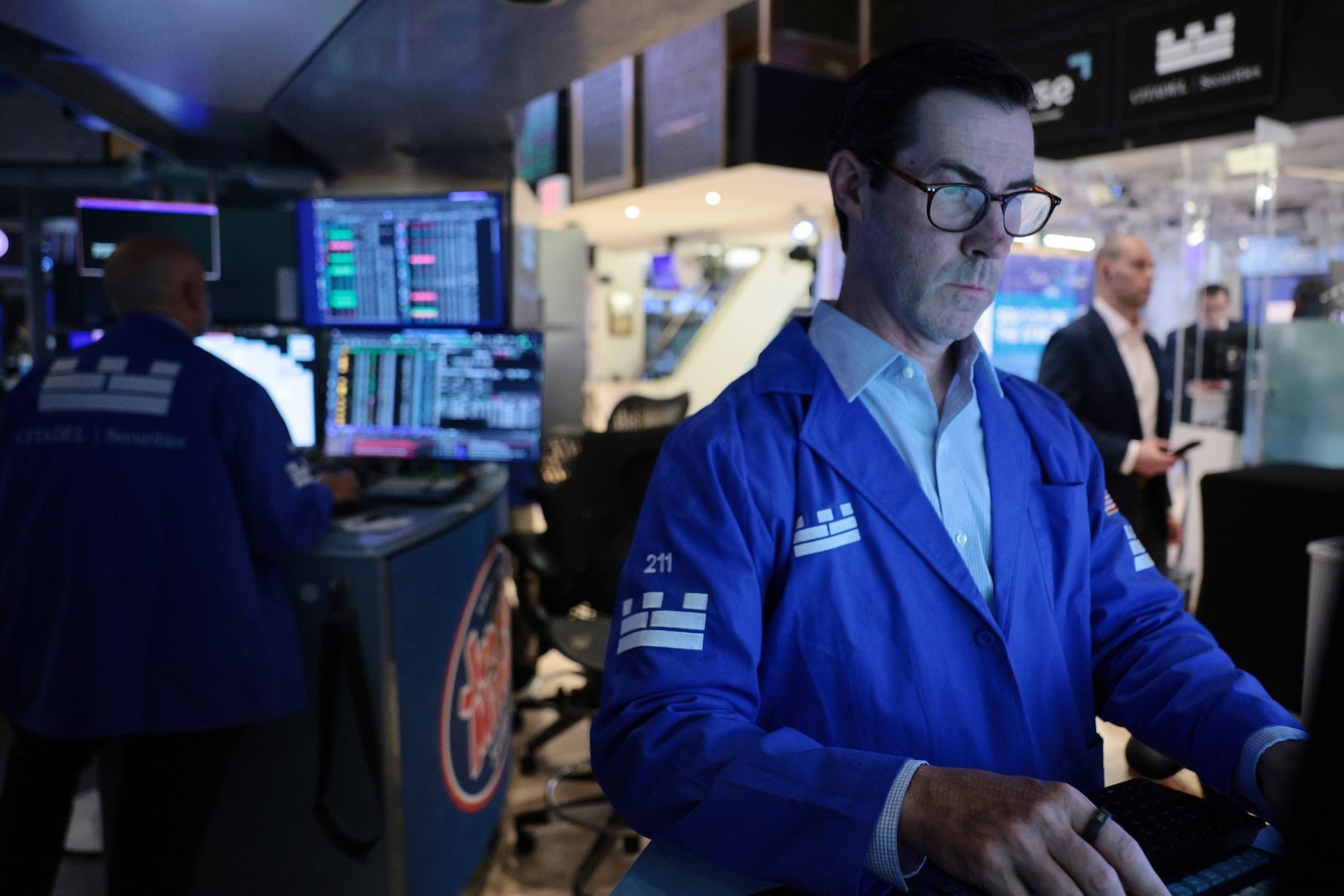Coinbase misses earnings as crypto trading slows; analysts split on recovery timing