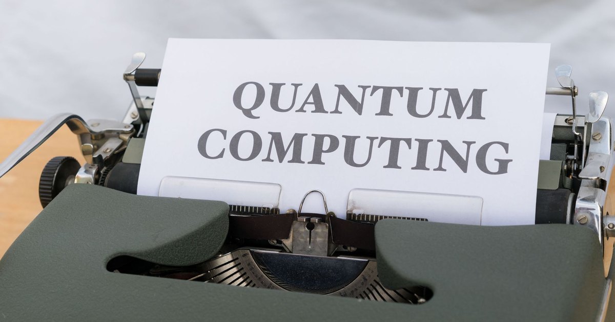 A vintage typewriter with a paper displaying the term Quantum Computing.