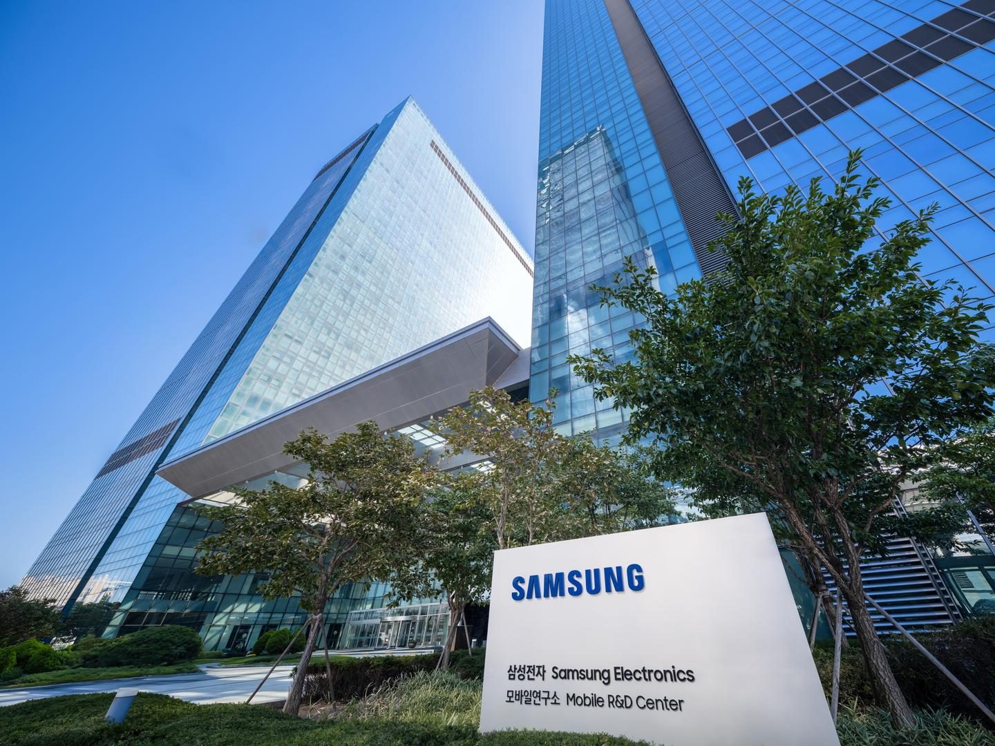 Samsung eyes stablecoin distribution via 800M Galaxy phones